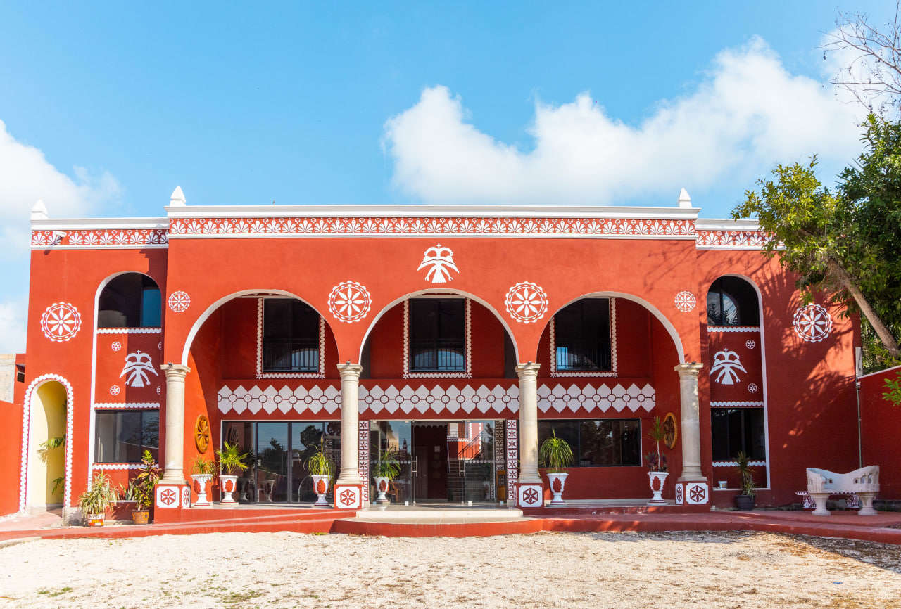 Una vista completa y frontal de la fachada principal del hotel