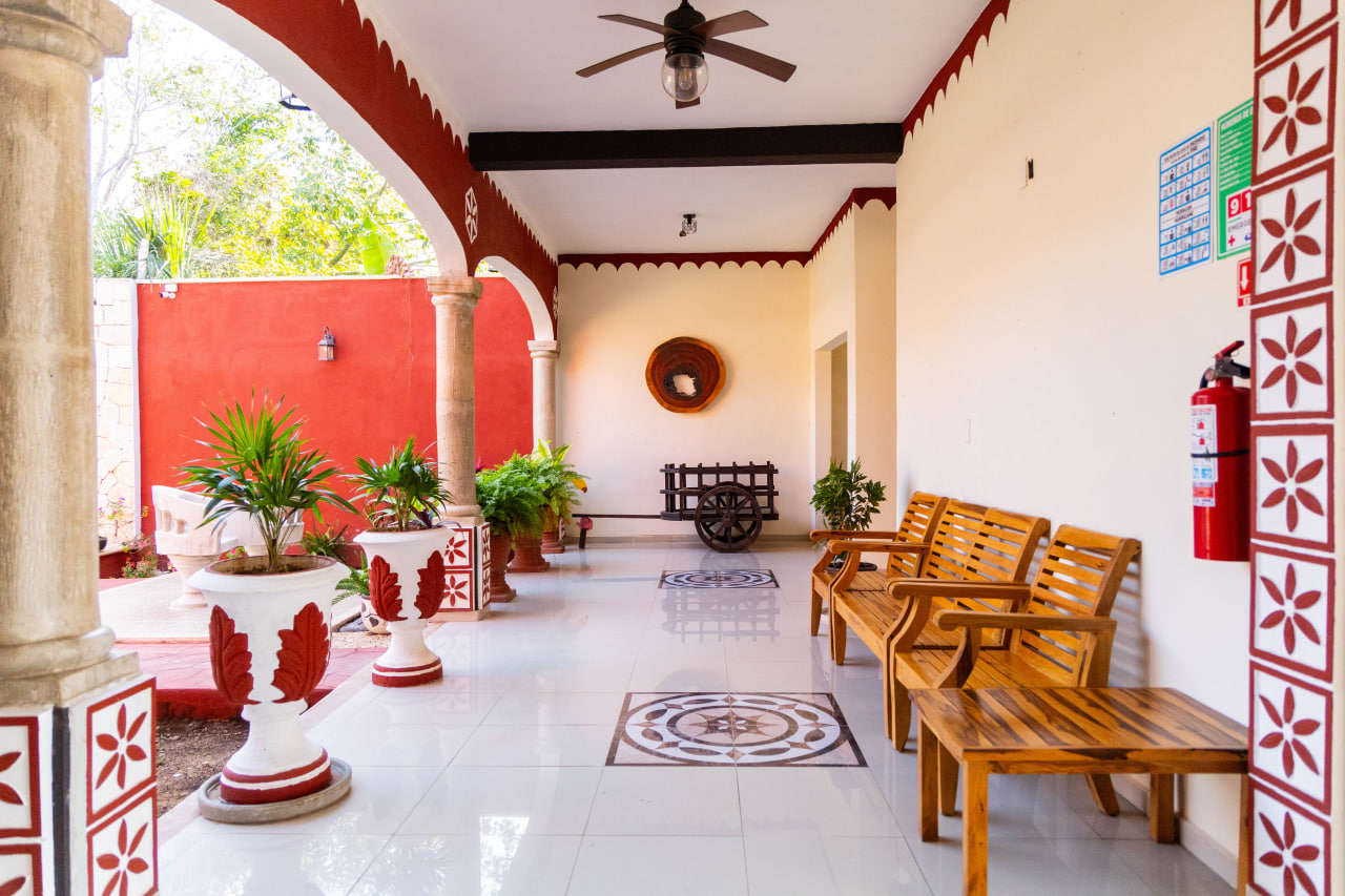 Otra vista del patio del hotel