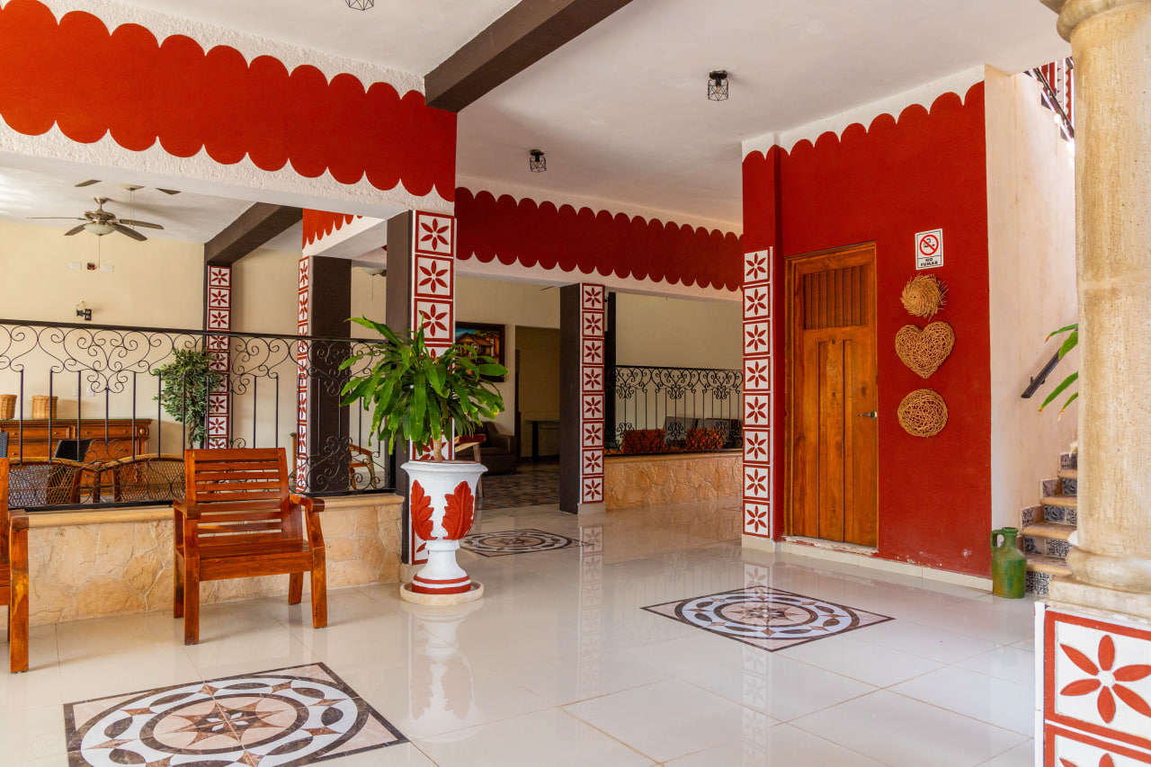 Una vista de la entrada del hotel