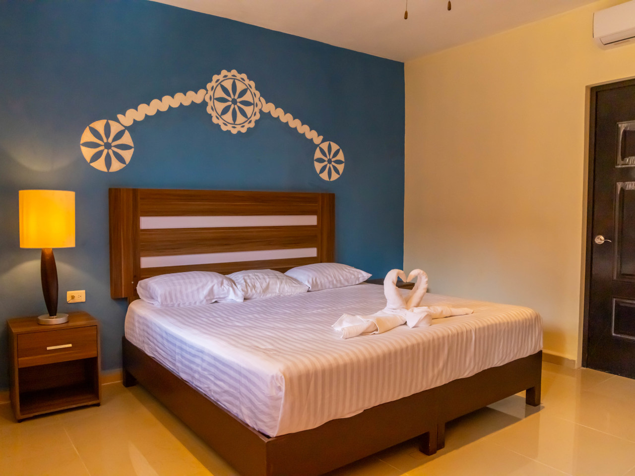 Una habitación de hotel rústica y cálida con una cama cómoda.