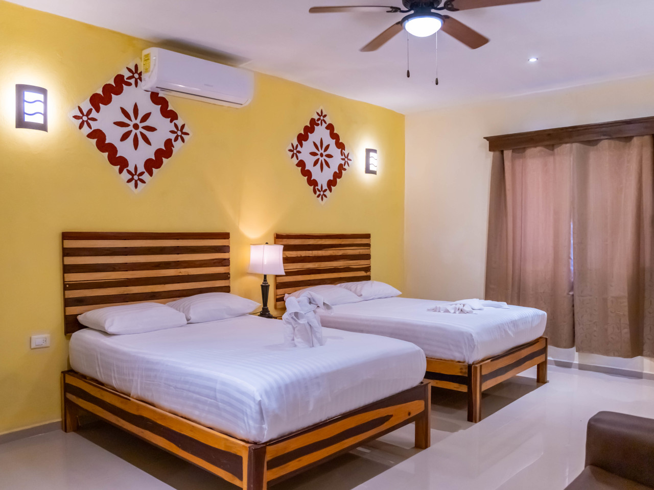 Una habitación de hotel rústica y cálida con una cama cómoda.